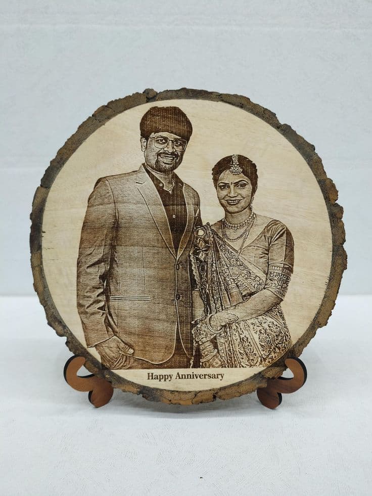Couple photo engraved on a wood slice — anniversary photo frame